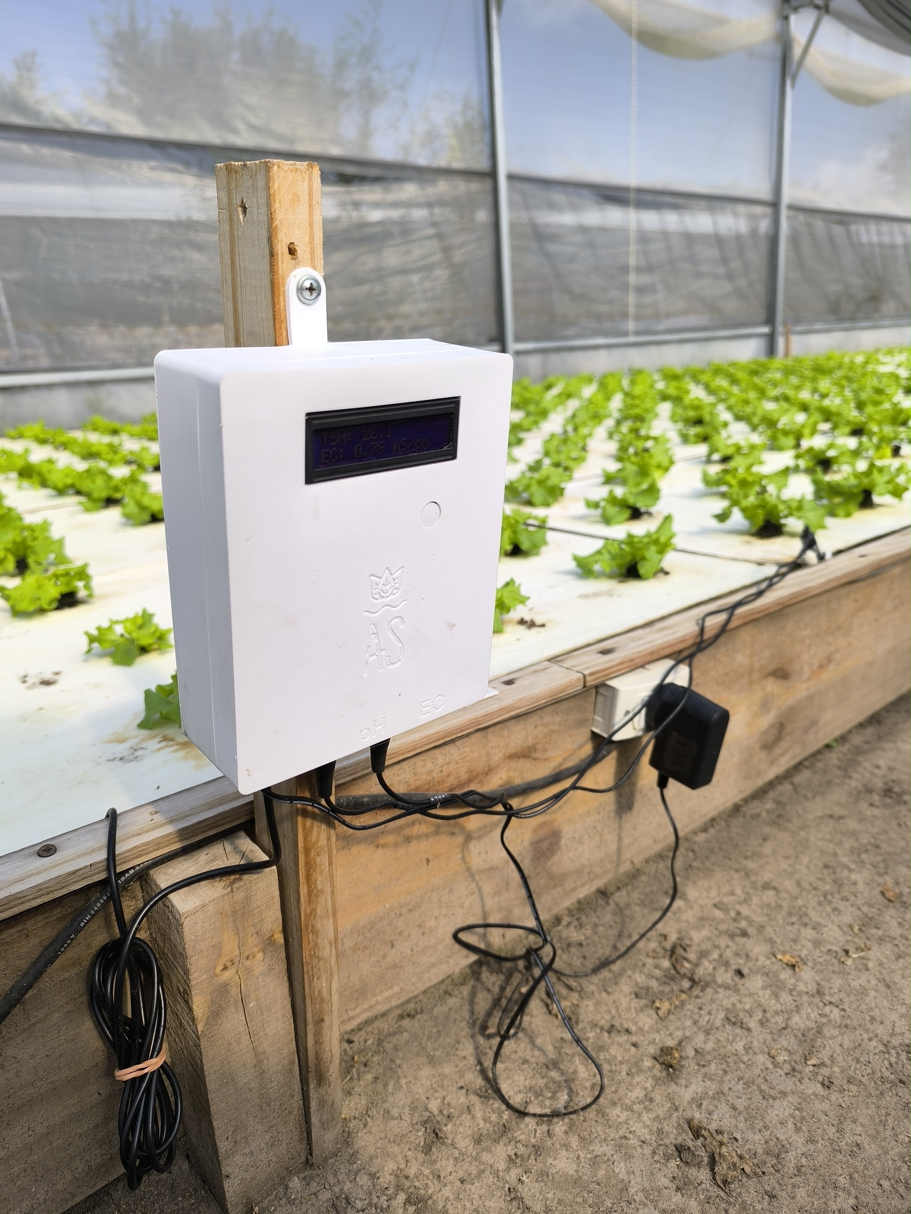 Foto real de sensores IoT en funcionamiento en el invernadero